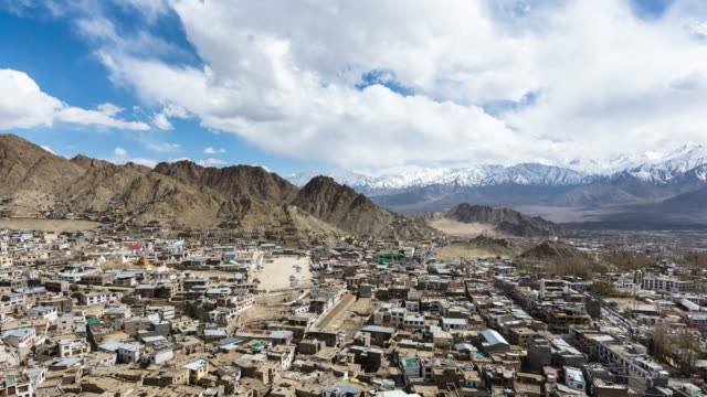4-k,-timelapse,-Leh-Ladakh-ciudad-y-montañas,-Ladakh,-India.