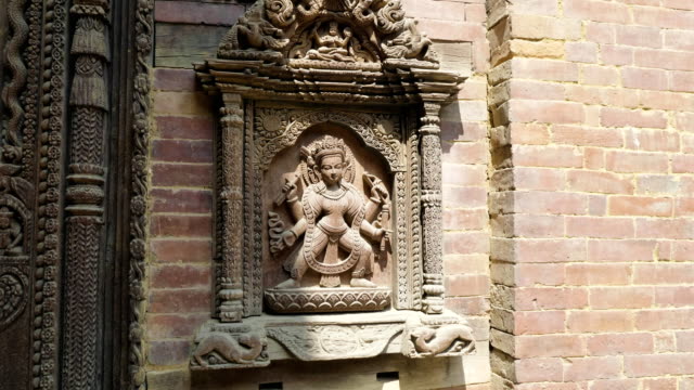 Pared-tallada-con-estatua-de-la-diosa-de-Dios-en-la-Plaza-de-Patan-Darbar.-Katmandú,-Nepal.