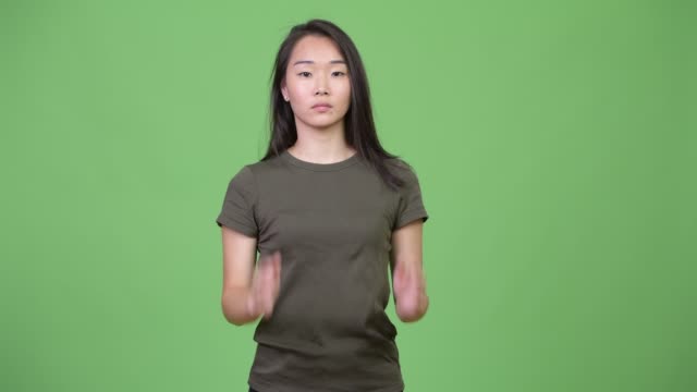 Junge-schöne-asiatische-Frau-zeigt-drei-weisen-Affen-Konzept