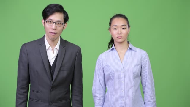 Junge-asiatische-Geschäft-Paar-zusammen
