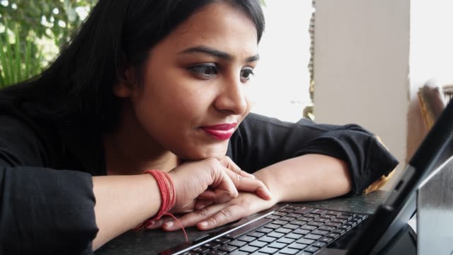 Indische-Dame-arbeitet-auf-einem-Tablet-mit-Tastatur-Computer-zu-Hause-in-Rajasthan,-Indien
