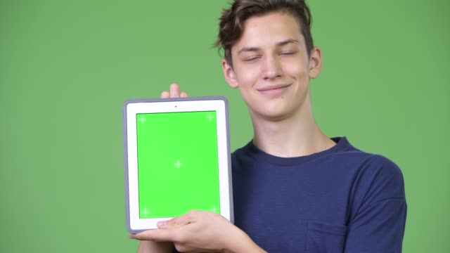 Junge-hübsche-Teenager-zeigt-digital-Tablette
