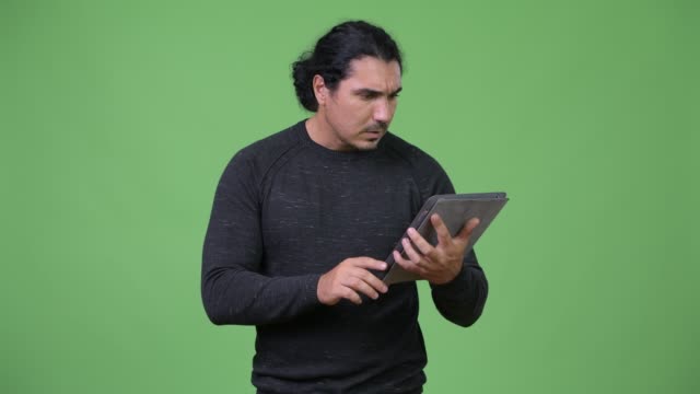Gut-aussehender-Mann-mit-digital-Tablette-und-suchen-überrascht