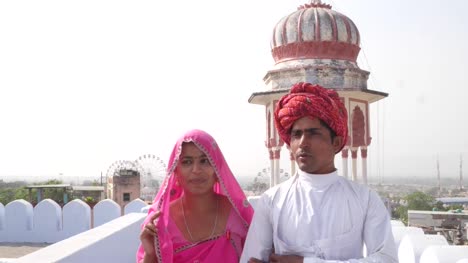 Hombre-guapo-y-bella-mujer-caminando-con-confianza-en-una-azotea-en-Rajasthan,-India