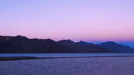 Lago-Pangong-o-Pangong-Tso-en-twilight-time,-de-Jammu-y-Cachemira,-Ladakh,-India.