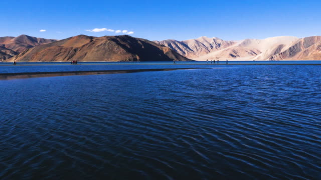 Ansicht-von-Pangong-See-oder-Pangong-Tso,-Ladakh,-Jammu-und-Kaschmir,-Indien-zu-verschieben.