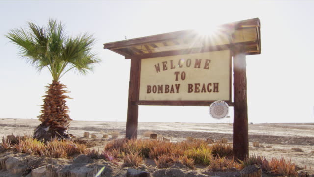 Welcome-to-Bombay-Beach-Sign-Tourist-Spot