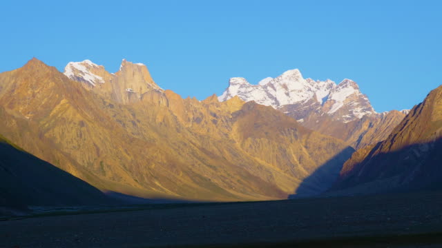 Paisaje-de-montaña-de-la-nieve-en-la-aldea-de-Karsha,-Zanskar-Ladakh-Jammu-Cachemira-India.