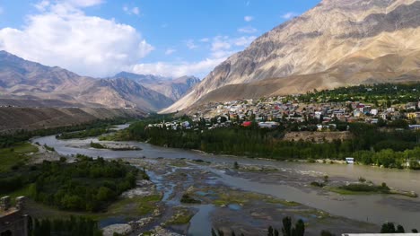 Paisaje-urbano-de-Kargil-en-Ladakh,-India.