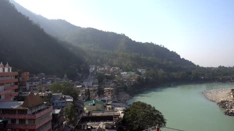 Río-Ganges-sagrado-que-fluye-entre-la-hermosa-ciudad-de-Rishikesh,-India.