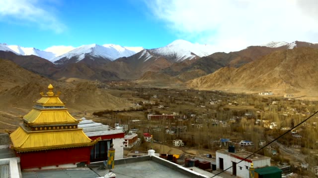 Time-lapse-nubes,-sombras-y-Ladakh-ciudad-de-Shanti-Stupa,-Leh-Ladakh,-India