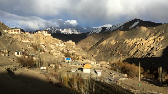 4K-Zeitraffer-des-bewölkten-Tag-in-Lamayuru-buddhistischen-Kloster-in-Kargil-Bezirk,-Ladakh,-Indien