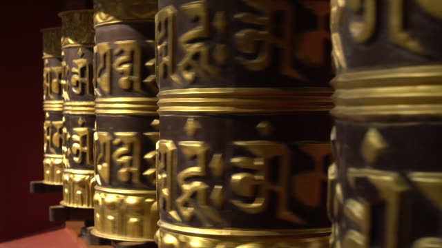 In-einem-buddhistischen-Tempel-in-Indien-sind-einige-tibetische-Gebetsmühlen-drehen.