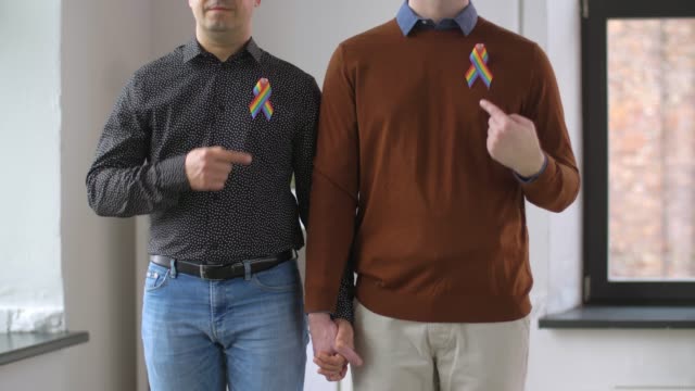 männliche-Paare-mit-gay-Pride-Bewusstsein-Bänder