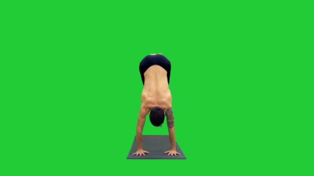 Yoga-master-trabajando-haciendo-yoga-ejercicio-hacia-abajo-frente-a-la-pose-de-perro,-adho-mukha-svanasana-(surya,-pose-namaskar)-en-una-pantalla-verde-Chroma-Key