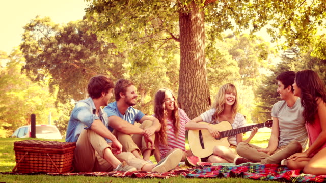 Glückliche-Freunde-reden-zusammen-im-park
