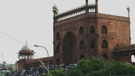 Time-lapse-shot-of-people-at-mosque,-Jama-Masjid,Delhi,India