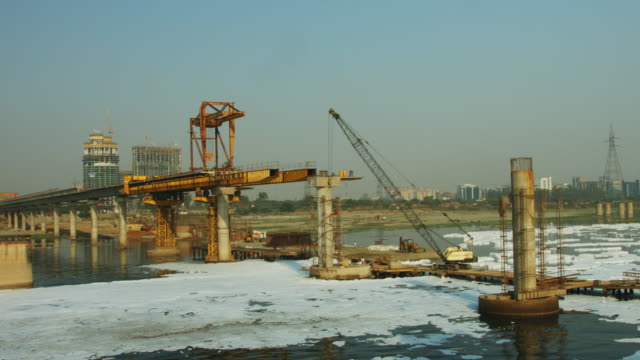 Zeitraffer-Aufnahme-von-einer-Brücke-im-Bau