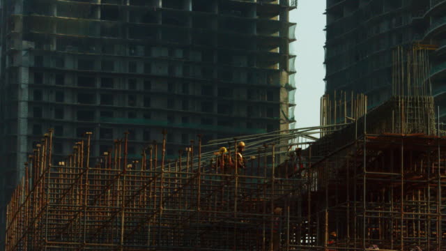 Time-Lapse-shot-of-manual-workers-working-at-a-construction-site