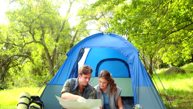 Glückliches-Paar-mit-ihr-Zelt