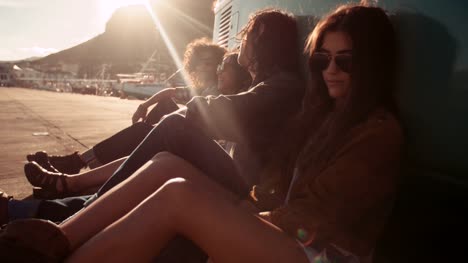 Hipster-Freunde-Ruhen-Sie-sich-in-ihrem-van-während-dem-Sonnenuntergang