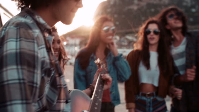 Hipster-Teenager-Freunden-Spaß-haben-mit-Gitarre-auf-Straße-Reise