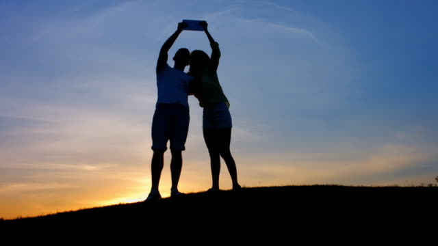 Liebhaber-sind-Selfie-während-dem-Sonnenuntergang.