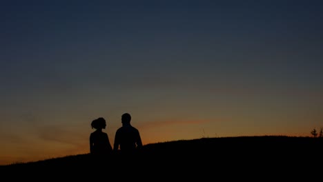 Paar-in-Liebe-zu-Fuß-während-dem-Sonnenuntergang.