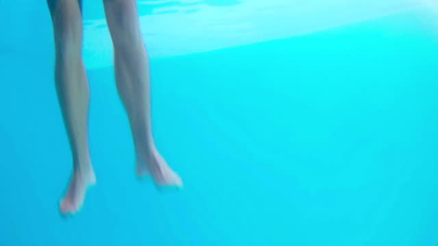 Glückliches-Paar-Schwimmen-unter-Wasser