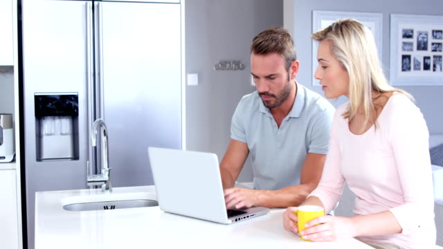 Paar-mit-laptop-in-der-Küche