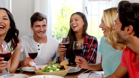 Glückliche-Freunde,-gesundes-Mittagessen-mit-Wein