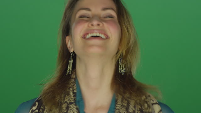 Hermosa-mujer-sonriendo-y-riendo,-sobre-un-fondo-de-estudio-de-pantalla-verde