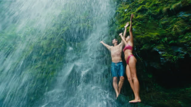 Paar-erholsame-unter-Wasserfall