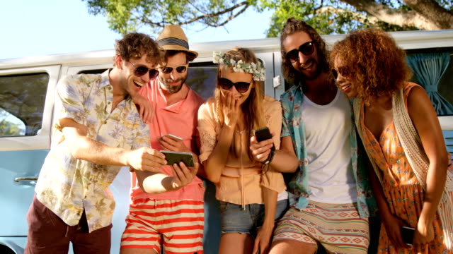 Hipster-Freunde-Blick-auf-Smartphone-und-lachen