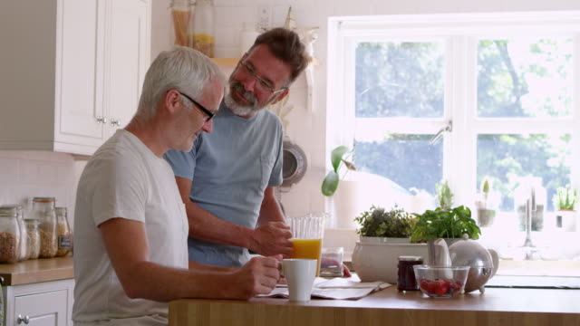 Männliche-Homosexuelle-Paare-zusammen-zu-Hause-frühstücken