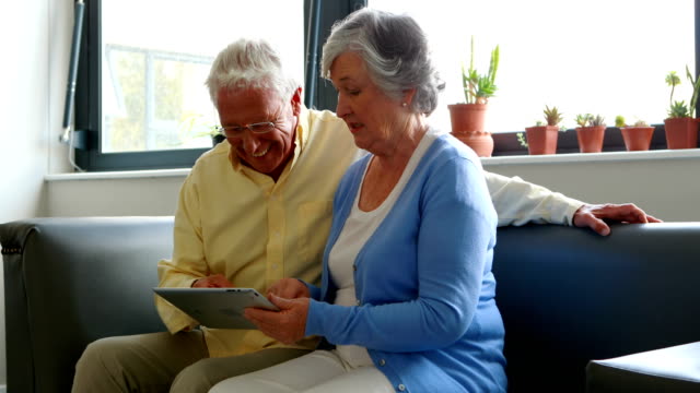 Pareja-Senior-usando-tableta-digital
