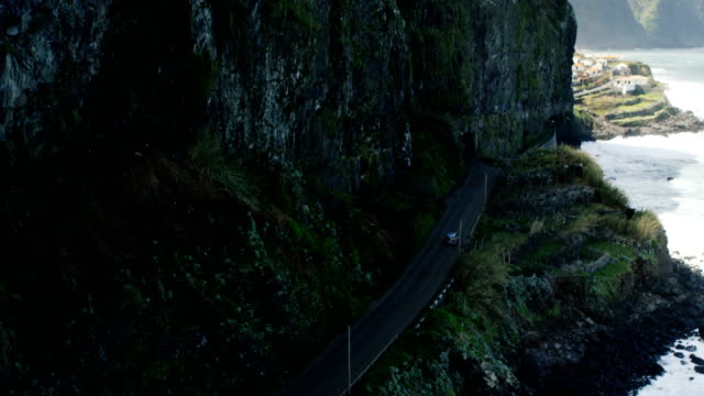 Auto,-das-in-der-Nähe-von-dem-Meer-entlang-der-Berghänge.-Luftaufnahme-von-Madeira.