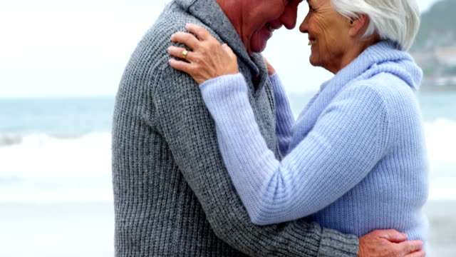 Älteres-Paar-glücklich-umarmt-von-Angesicht-zu-Angesicht