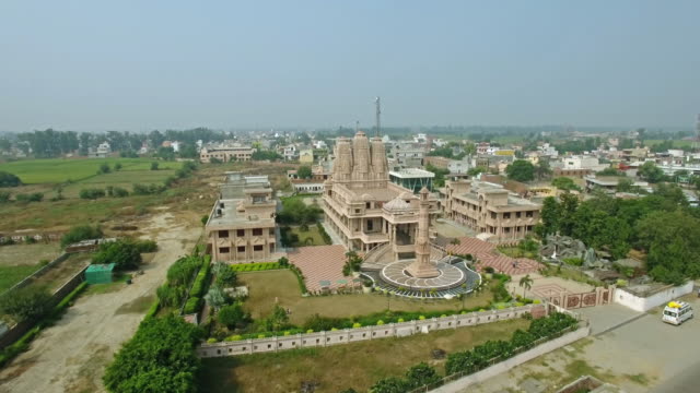 Luftaufnahme-der-Jain-Tempel-in-einem-Vorort-von-Delhi