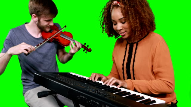 Músicos-tocando-el-piano-y-la-guitarra