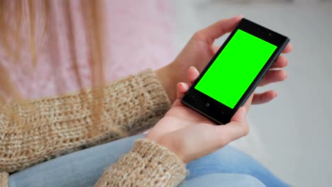 Frau-mit-green-Screen-Smartphone-betrachten