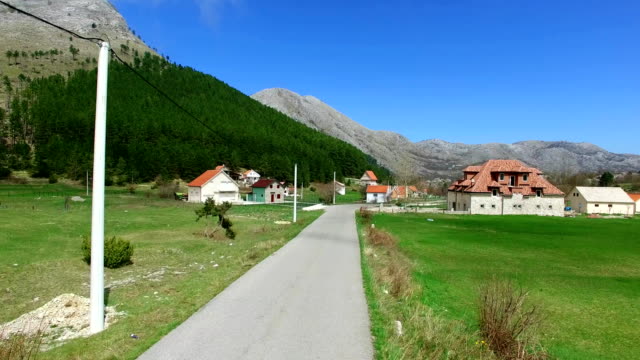 Das-Haus-und-das-Dorf-in-den-Bergen.-Das-Dorf-Njegusi