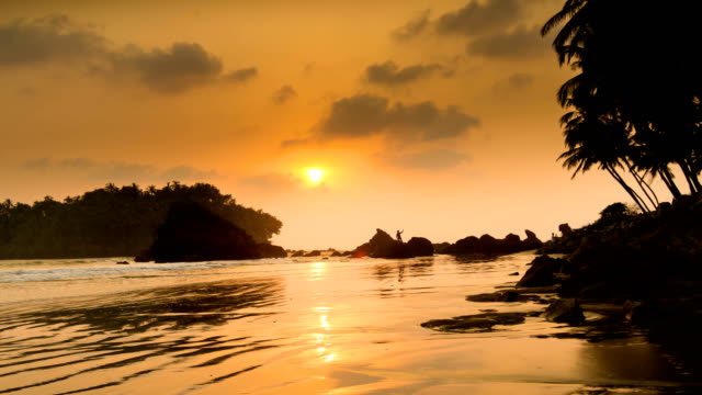 Playa-tropical-al-atardecer-Timelapse---Kerala-India