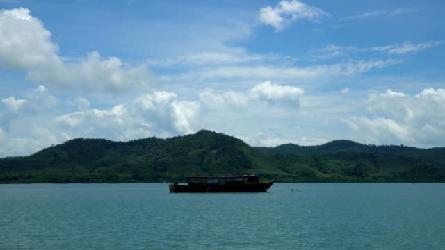 Gran-barco-tailandés-hecho-a-mano-madera-está-de-pie-en-el-mar.