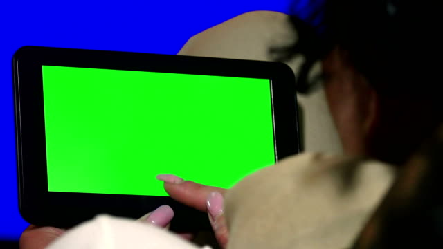 Mujer-de-negocios-usando-una-tableta-con-pantalla-táctil-CHROMA-KEY---primer-plano,-los-dedos-hacen-gestos-tocar-y-deslizar-la-pantalla-de-una-tableta-moderna.-UHD-stock-video,-alfa-mate-incluido