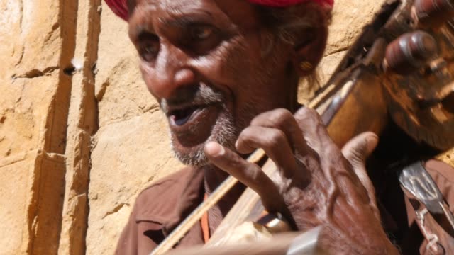 Indische-Senior-spielt-traditionelle-Musikinstrument-in-Jaisalmer-Fort,-Rajasthan,-Indien
