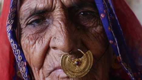 Mujer-de-Rajasthani-en-un-pequeño-pueblo-en-la-India