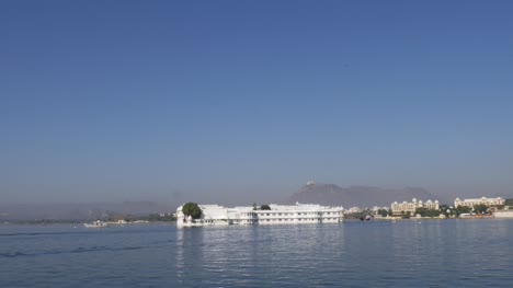 Taj-Lake-Palace-on-lake-Pichola-in-Udaipur,-Rajasthan,-India