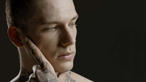 Schöner-sexy-junge-Mann-stilvoll-mit-Tattoo-auf-seinen-Hals,-Oberkörper-und-Hand---ultra-Nahaufnahme-von-Körper-und-Gesicht-Detail---Greenscreen-Prores---filmische-Beleuchtung