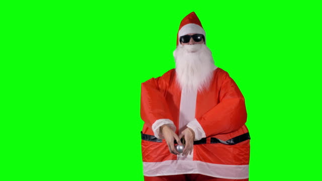 Santa-Claus-scheitert-an-Zaubertricks-mit-Weihnachtskugeln.